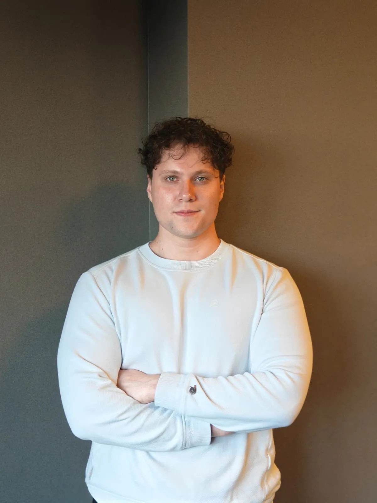 Portret van Jeffrey in 't Veld met over elkaar geslagen armen
