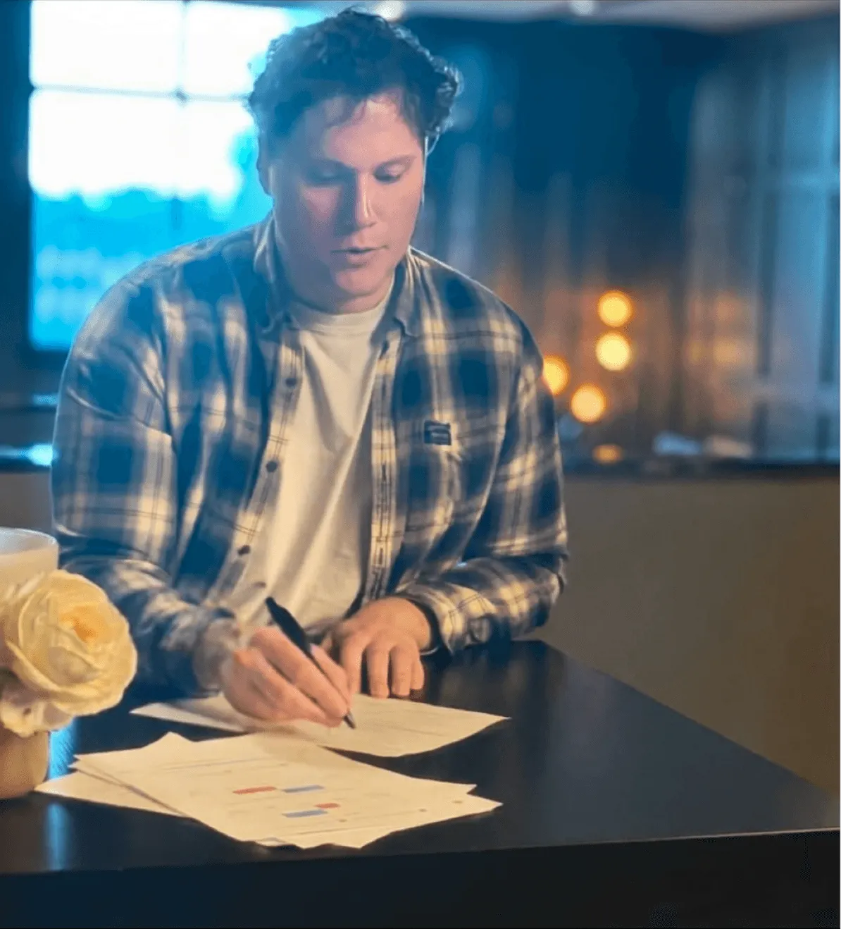 Jeffrey in 't Veld die aantekeningen maakt op papier aan een bureau